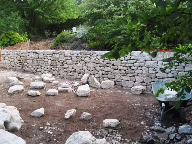 Le courronnement d'un mur en pierre seche exige un soin particulier. Roquefort les Pins (06)